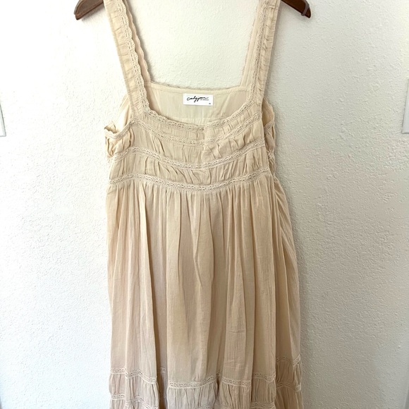 Elegant Cream Maxi Dress - Picture 10 of 11